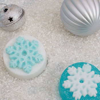 Kit, wie man Schneeflocken-Weihnachtsseifen herstellt. Materialien und Anleitungen