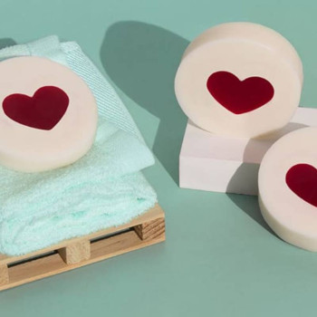 Kit zur Herstellung von Seifeneinschlussherz. Materialien und Anleitungen