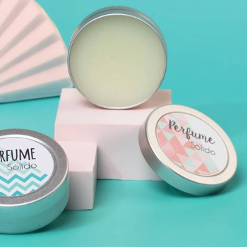 Kit zur Herstellung eines festen Parfüms. Materialien und Anleitungen