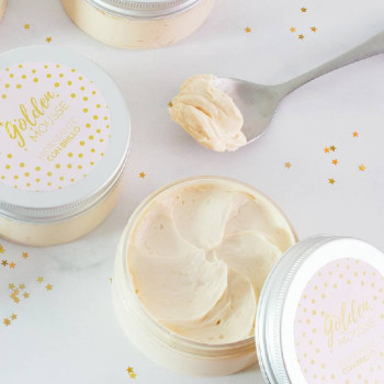 Sada, ako vyrobiť hydratačnú telovú penu s lesklým efektom. Materiály a návod