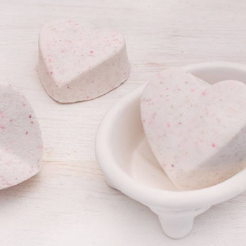 Kit zur Herstellung von Herzbadebomben. Materialien und Anleitungen