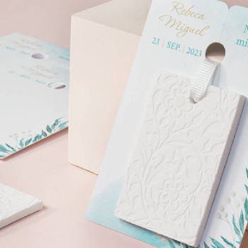 Kit zur Herstellung von Keramikdetails mit Blumenduft für Veranstaltungen.