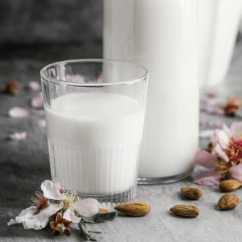 Premium-Essenz aus Milch und Mandeln. Online-Verkauf.